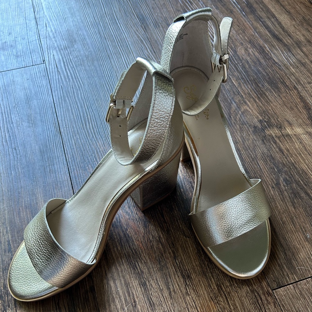 Seychelles metallic silver block heels!